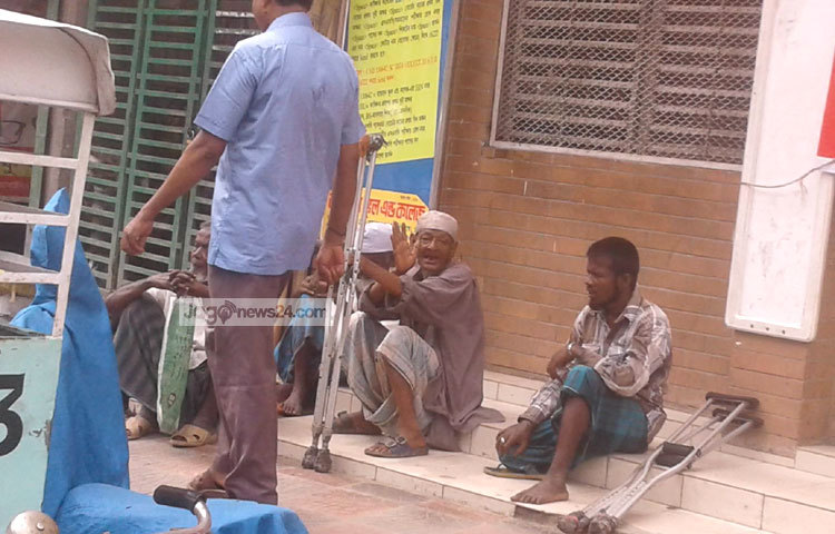 বিকলাঙ্গ বৃদ্ধ সৈয়দ আলী বার বার বলছিল, &lsquo;আইজ পবিত্র শবে বরাতের দিন। এই গরিব বিকলাঙ্গ মানুষটাকে এক টাকা দিলে ৮০ টাকার সওয়াব পাইবেন।&rsquo; ছবি : মনিরুজ্জামান উজ্জ্বল।