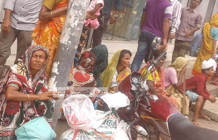 দান খয়রাত পাবার আশায় আজিমপুর কবরস্থানের গেটে ভিক্ষুকরা বসে আছে। ছবি : মনিরুজ্জামান উজ্জ্বল।