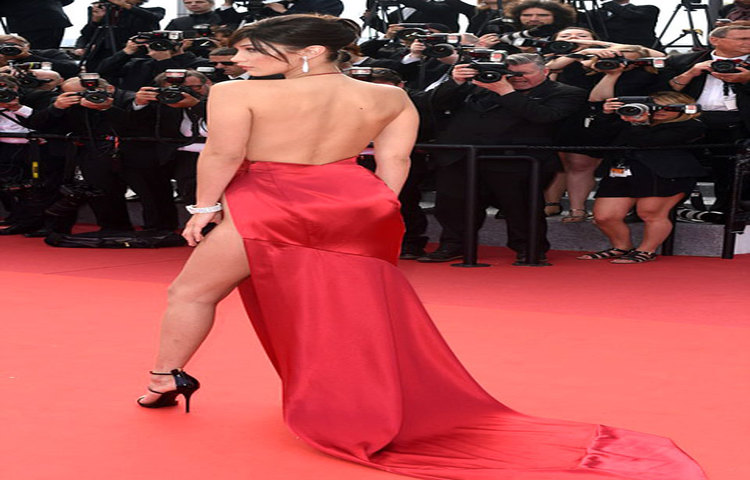 বেলার ব্যতিক্রমী পোষাক কানের সবাইকে তাক লাগিয়ে দিয়েছে।কানের লাল গালিচায় বেলাকে বেশ উচ্ছ্বসিত মনে হয়েছে।