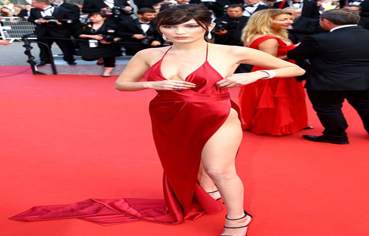 মডেল বেলা হাদিদের নীল এবং সবুজ রঙের চোখের মায়ায় সবাই আচ্ছন্ন হয়ে যায়।