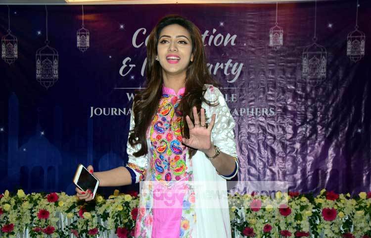 মিষ্টি হাসির মধুর রেশ ছড়িয়ে দিয়েছেন মিম। অত্যন্ত সদালাপী মিম সবার সঙ্গেই প্রাণ খুলে কথা বলেন। ছবি : মাহবুব আলম।