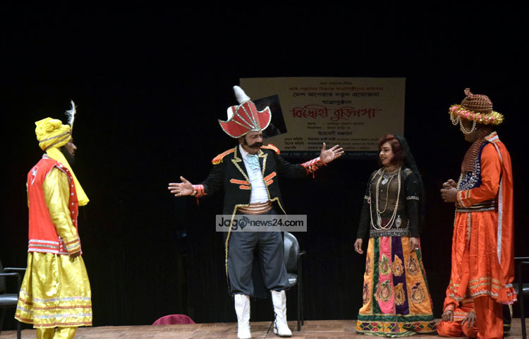 আমিনুর রহমান সুলতানের লেখা &lsquo;বিদ্রোহী বুড়িগঙ্গা&rsquo; শীর্ষক একটি যাত্রাপালার গতকাল সন্ধ্যা সাতটায় বাংলাদেশ শিল্পকলা একাডেমির পরিক্ষণ থিয়েটার মিলনায়তনে উদ্বোধনী প্রদর্শনী হয়েছে। ছবি : মাহবুব আলম।