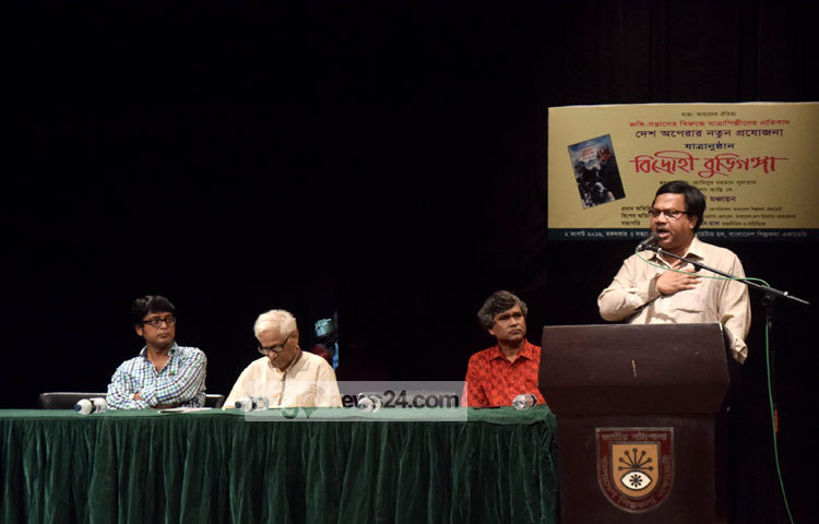 &lsquo;বিদ্রোহী বুড়িগঙ্গা&rsquo; যাত্রাপালার উদ্বোধনী মঞ্চায়নে বক্তব্য দিচ্ছেন বাংলাদেশ শিল্পকলা একাডেমির মহাপরিচালক লিয়াকত আলী লাকী। ছবি : মাহবুব আলম।