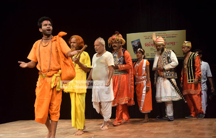 &lsquo;বিদ্রোহী বুড়িগঙ্গা&rsquo; নতুন এ পালার নির্দেশনা দিয়েছেন মিলন কান্তি দে। ছবি : মাহবুব আলম।