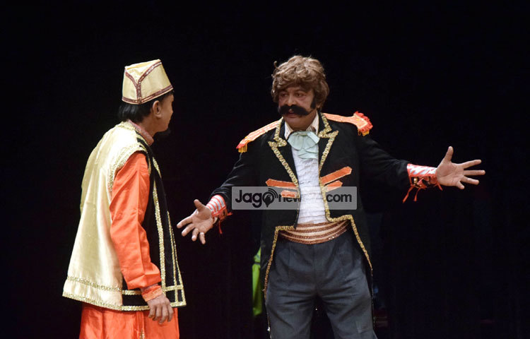 নদীর বাঁকে বাঁকে রাজধানী ঢাকার বেড়ে ওঠা এবং নবাব সিরাজউদ্দৌলার আমলে অনেকের নদীপথে যাতায়াতকে নিয়ে তৈরি হয়েছে যাত্রাপালা &lsquo;বিদ্রোহী বুড়িগঙ্গা&rsquo;। ছবি : মাহবুব আলম।