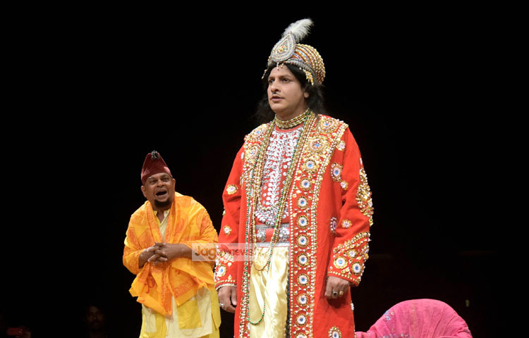 যাত্রাপালাটিতে নির্দেশক নিজে ছাড়াও বিভিন্ন চরিত্রে অভিনয় করেছেন এম আলীম,&nbsp; মো. রফিক, মঞ্জুরুল আলম, এম সিরাজ, শাহ্&nbsp; মোহাম্মদ আলী, অলিউল্লাহ অলি, সুদর্শন চক্রবর্তী, রফিকুল ইসলাম প্রমুখ। ছবি : মাহবুব আলম।