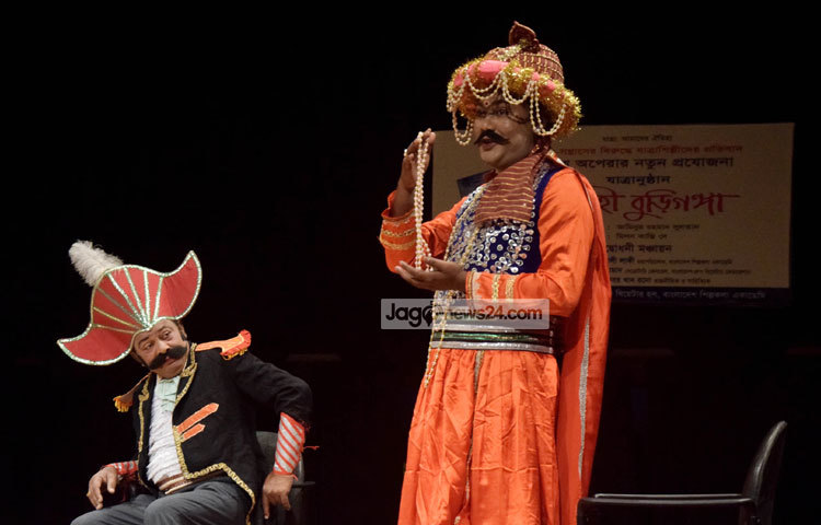 এ যাত্রাপালায় শংকর সরকারের সংগীত পরিচালনায় বাদ্যযন্ত্রে রয়েছেন গোকুল ঘোষ, পার্থ ভজন, গুরুদাস ও খালেক এবং রূপসজ্জায় থাকছেন নয়ন শেখ। ছবি : মাহবুব আলম।