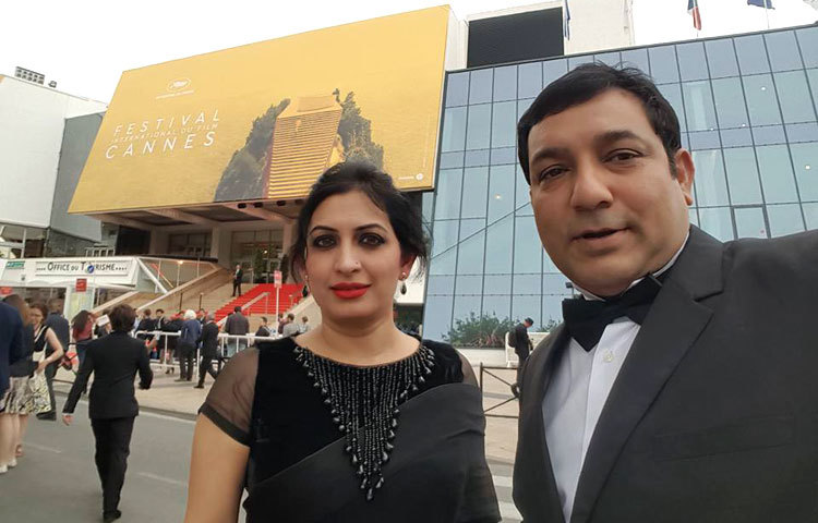 এবারের কান চলচ্চিত্র উৎসবের &lsquo;মার্শে দু ফিল্ম&rsquo; শাখায় প্রদর্শিত হতে যাচ্ছে তৌকীর আহমেদ নির্মিত ছবি &lsquo;অজ্ঞাতনামা&rsquo;। এ উপক্ষে তিনি সস্ত্রীক কান উৎসবে যোগ দিয়েছেন। ছবি : ফেসবুক।