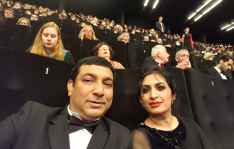 কান চলচ্চিত্র উৎসবে দর্শকের সারিতে তৌকীর-বিপাশা। ছবি : ফেসবুক।