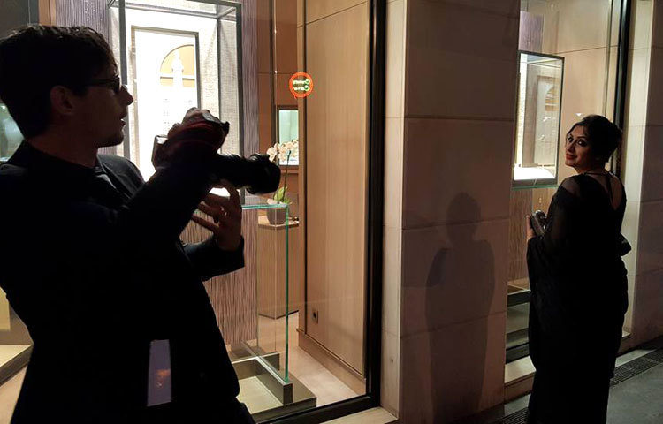 উৎসবের এক পর্যায়ে ফটোসেশনে অংশ নিয়েছেন বিপাশা। ছবি : ফেসবুক।