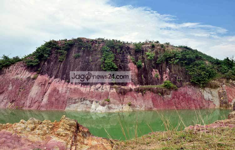 নেত্রকোনা জেলার দুর্গাপুর এলাকা প্রাকৃতিক সৌন্দর্যের লীলাভূমি বিরিশিরি। এখানকার চীনা মাটির পাহাড় পর্যটকদের মুগ্ধ করে। ছবি : মাহবুব আলম।