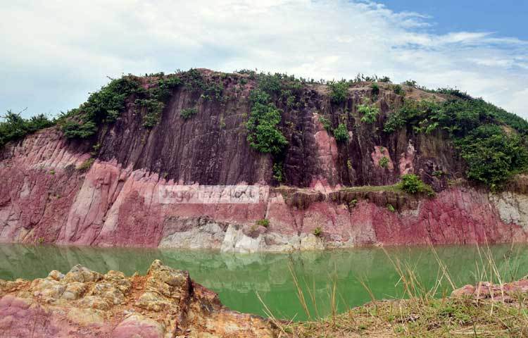 সোমেশ্বরী নদীর ওপারে বিজয়পুরের সাদা মাটির পাহাড়, অনেকেই এটিকে চীনা মাটির পাহাড় বলে থাকে। ছবি : মাহবুব আলম।
