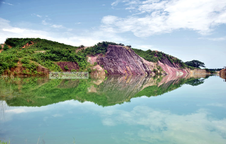 যদিও এটি পুরোপুরি সাদা মাটির পাহাড় নয়, এর রং হালকা ধূসর থেকে সাদাটে আকার কোথাও আবার লালচে। এ যেন নানা রঙের খেলা এ পাহাড়ে। কোথাও মসৃণ, কোথাও খসখসে। ছবি : মাহবুব আলম।