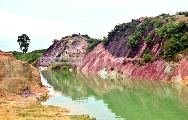এখানের পানির রং অনেকটা সবুজ আর সেই সবুজের ওপর নীল আকাশ আর সাদা মেঘের ওড়াওড়ি। ছবি : মাহবুব আলম।