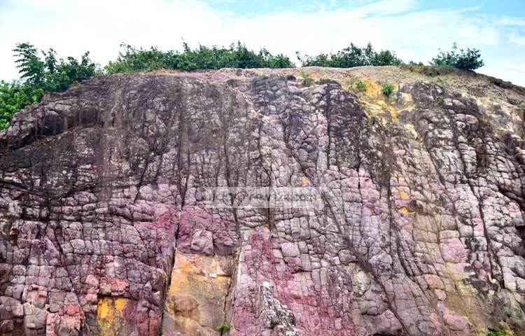 প্রকৃতির এই দৃশ্য দেখতে হলে সোমেশ্বরী নদী পার হয়ে যেতে হবে সেখানে। রিকশা বা মোটরসাইকেল একমাত্র বাহন। ছবি : মাহবুব আলম।