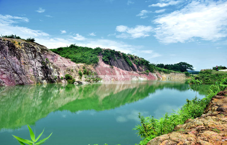 এখানে কয়েকটা চীনা মাটির খনি আছে। যেগুলো বিভিন্ন কোম্পানীকে লীজ দেয়া আছে। ছবি : মাহবুব আলম।