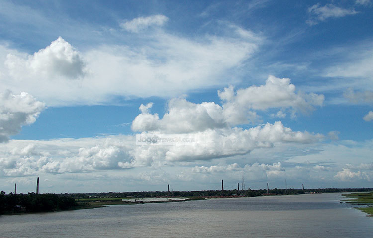 শরৎ আসতে এখনও অনেক বাকি। এর আগেই নীল আকাশজুড়ে সাদা মেঘের এলোমেলো বর্ণিল আনাগোনা। মাদারীপুর থেকে মনোমুগ্ধকর এই ছবি ক্যামেরায় ধারণ করছেন রবিউল ইসলাম পলাশ।