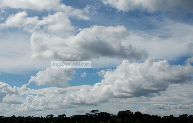 &lsquo;নীল আকাশে কে ভাসালে সাদা মেঘের ভেলা রে ভাই লুকোচুরি খেলা&rsquo; সাদা মেঘ আজ এ কবিতার কথাই বার বার মনে করিয়ে দিচ্ছে। ছবি : রবিউল ইসলাম পলাশ।