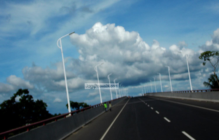 ব্রিজের শেষ প্রান্তে মিশেছে সাদা মেঘের দল। মাদারীপুর আসমত আলী খা ব্রিজের উপর থেকে তোলা এ ছবি। ছবি : রবিউল ইসলাম পলাশ।