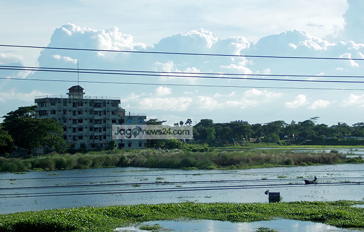 নিচে সবুজ প্রকৃতি, উপরে শ্রভ্র মেঘের হাতছানি। এ দৃশ্য দেখলে যে কেউ কবি হয়ে যাবে। ছবি : রবিউল ইসলাম পলাশ।