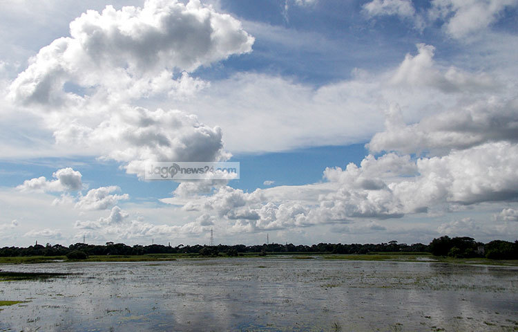 একদিকে নীলাকাশ, অন্যদিকে স্বচ্ছ জলের আহবান। মুগ্ধ নয়নে তাকিয়ে থাকতে ইচ্ছে করে সারাক্ষণ। ছবি : রবিউল ইসলাম পলাশ।