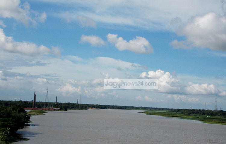 আড়িয়াল খা নদীর মোহনায় মিশেছে সাদা মেঘের দল। ছবি : রবিউল ইসলাম পলাশ।