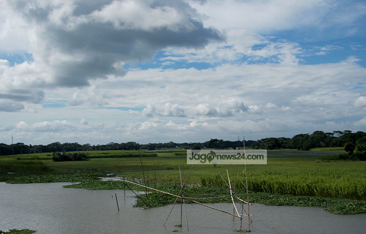 সাদা মেঘ কখনো কখনো কালো মেঘে পরিণত হচ্ছে। তাই অভিমানে ক্ষণে ক্ষণে বৃষ্টি ঝরায়। ছবি : রবিউল ইসলাম পলাশ।