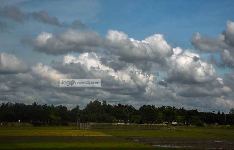 সুনীল আকাশে ভেসে বেড়াচ্ছে শিমুল তুলার মতো সাদা মেঘে। দেখলেই মনে হয় ওগুলো খুবই কোমল আর হালকা। ছবি : হোসাইন ইমরাত রিমেন।