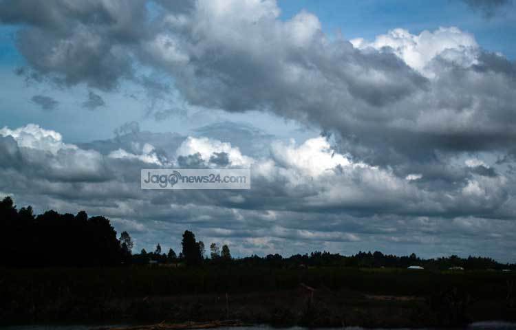 এই মেঘ ভাসতে ভাসতে আকাশের এক কোণে এসে জড়ো হচ্ছে। স্তুপ হয়ে উঠছে অদ্ভুত সব আকৃতি নিয়ে। পরক্ষণেই আবার এলোমেলো। ছবি : হোসাইন ইমরাত রিমেন।