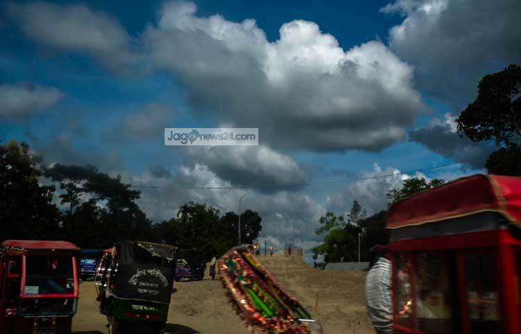 নীল আকাশের পটভূমিতে বিচিত্র আকারের সাদা মেঘের এই বিপুল সন্নিবেশ, এক সূচিস্নিগ্ধ আবেশ রচনা করেছে মাথার ওপরে। ছবি : হোসাইন ইমরাত রিমেন।