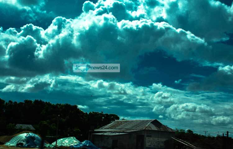 মেঘের নিচে ঘর-বাড়ি দেখতে খুবই ভালো লাগাছে। সাদা মেঘের দল এক স্থান অন্য স্থানে উড়ে যাচ্ছে। ছবি : হোসাইন ইমরাত রিমেন।