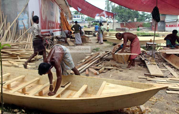প্রতিবছর বর্ষার সময়ে কেরানীগঞ্জের বিভিন্ন স্থানে নৌকা তৈরি করা হয়ে থাকে। এবছরও তার ব্যত্তয় ঘটেনি। ছবি : বিপ্লব দিক্ষিৎ।