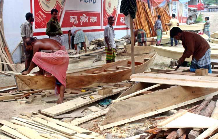 নৌকা তৈরিতে ব্যস্ত নৌকার কারিগররা। ছবি : বিপ্লব দিক্ষিৎ।