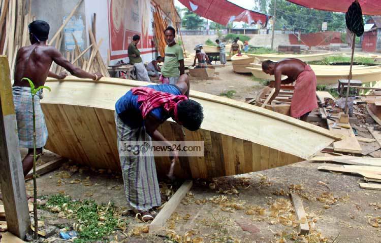 কেরানীগঞ্জের আশেপাশের বিভিন্ন নিচু এলাকার মানুষ এসব নৌকা কিনে নেয়। ছবি : বিপ্লব দিক্ষিৎ।