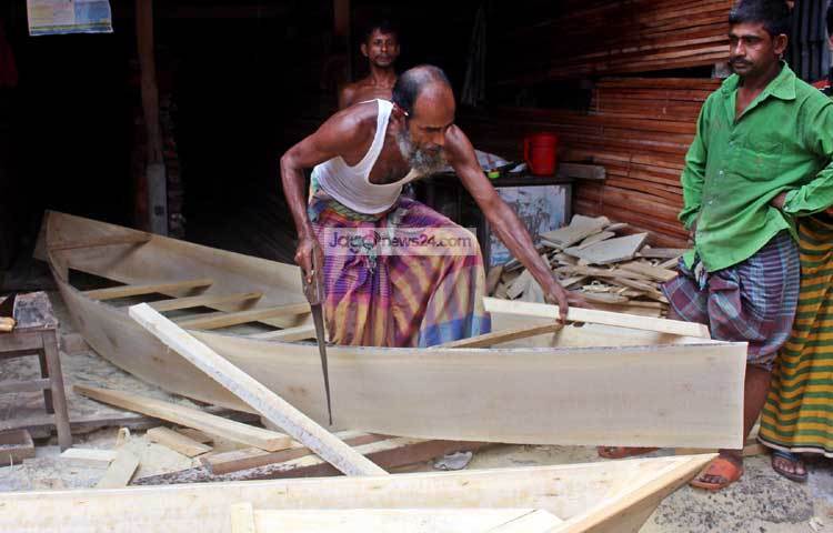 আষাঢ়-শ্রাবণ দুই মাস নৌকার কারিগররা নৌকা তৈরির কাজে ব্যস্ত থাকে। ছবি : বিপ্লব দিক্ষিৎ।&nbsp;&nbsp;&nbsp;