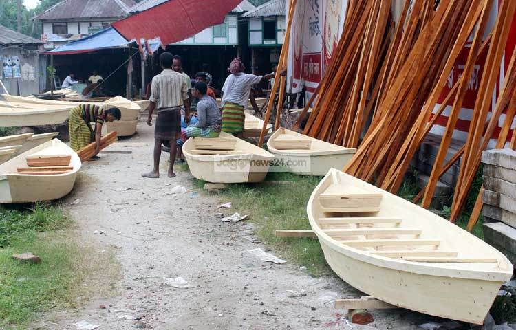 নৌকা বানিয়ে সাজিয়ে রাখা হয়েছে। এখন ক্রেতাদের জন্য অপেক্ষা করা হচ্ছে। ছবি : বিপ্লব দিক্ষিৎ।