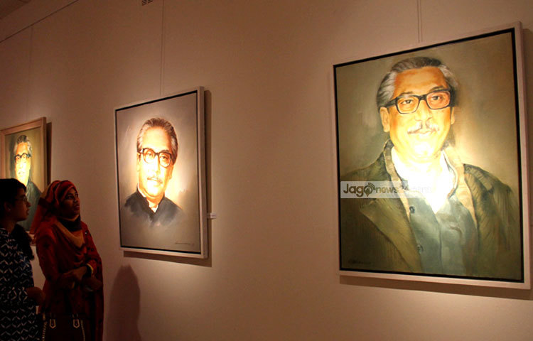 প্রথমদিন থেকেই দর্শকরা হাজার বছরের শ্রেষ্ঠ বাঙ্গালি জাতির জনক বঙ্গবন্ধু শেখ মুজিবুর রহমানের ছবি নিয়ে এ চিত্র প্রদর্শনী বিপুল আগ্রহ দেখতে আসছেন। ছবি : মাহবুব আলম।