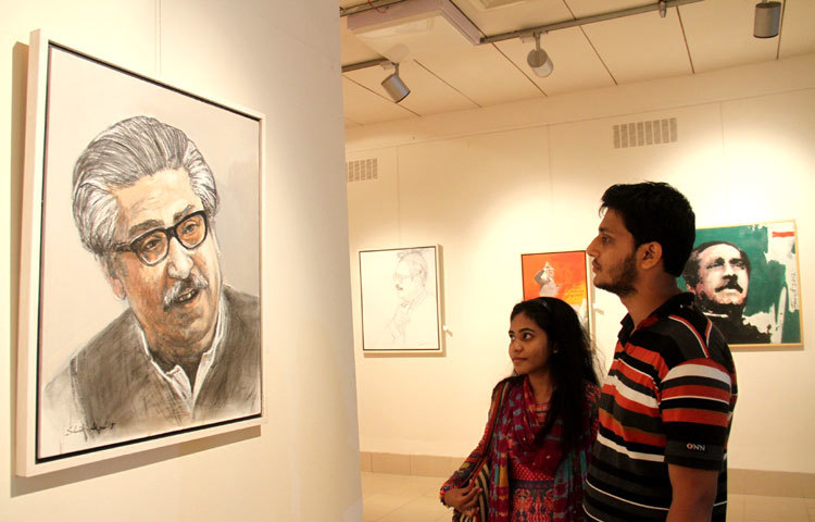 বাংলাদেশ শিল্পকলা একাডেমির চিত্রশালার ৩নং গ্যালারিতে বঙ্গবন্ধুর ছবি নিয়ে এ চিত্র প্রদর্শনী চলছে। প্রতিদিন বিকেল ৩টা থেকে এই প্রদর্শনী শুরু হচ্ছে। ছবি : মাহবুব আলম।