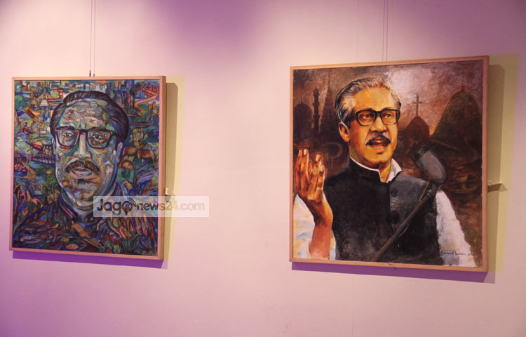 প্রদর্শনীতে আসা দর্শনার্থীরা বঙ্গবন্ধুর ছবি নিয়ে মাসব্যাপী এই চিত্রপ্রদর্শনীর আয়োজন করায় কর্তৃপক্ষকে ধন্যবাদ জানিয়েছে। ছবি : মাহবুব আলম।