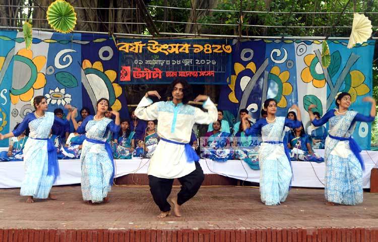 নাচ, গানের মাধ্যমে বর্ষার উৎসব করা হয়েছে। এতে উদীচী শিল্পীগোষ্ঠীর শিল্পীরা অংশগ্রহণ করেন। ছবি : বিপ্লব দিক্ষিৎ।