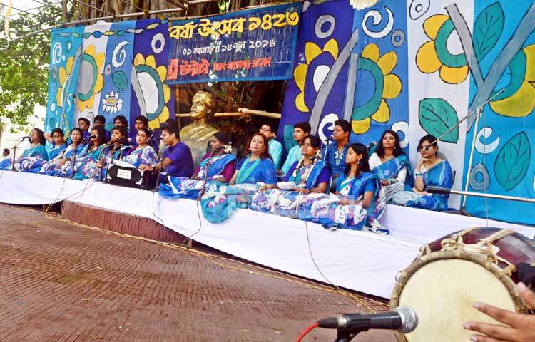 বর্ষা উৎসবে বর্ষা বন্দনার সঙ্গীত পরিবেশিত হচ্ছে। ছবি : বিপ্লব দিক্ষিৎ।