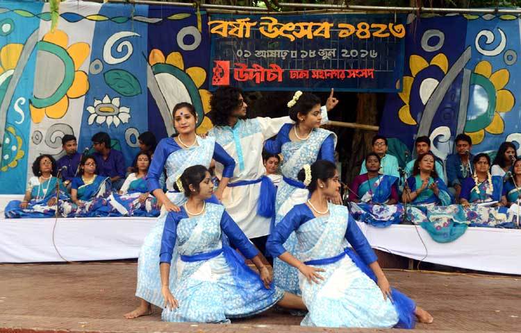 বাংলা একাডেমির নজরুল মঞ্চে বর্ষা উৎসবের আয়োজন করা হয়। ছবি : বিপ্লব দিক্ষিৎ।