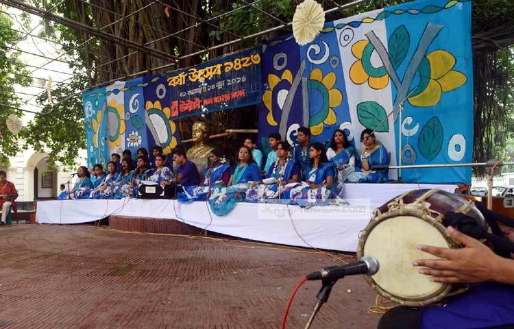 বর্ষা উৎসবের আয়োজন করেছে উদীচী ঢাকা মহানগর শাখা। ছবি : বিপ্লব দিক্ষিৎ।