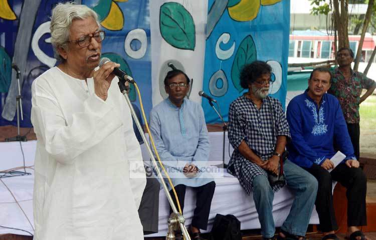 বর্ষা উৎস অনুষ্ঠানে বক্তব্য রাখছেন বিশিষ্ট সাংস্কৃতিক ব্যক্তিত্ব ও সাংবাদিক কামাল লোহানী।ছবি : বিপ্লব দিক্ষিৎ।