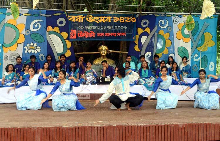 শিল্পীদের নৃত্য, সংগীতের মূর্ছনায় উৎসবে আগতরা সবাই মুগ্ধ হয়ে যায়। ছবি : বিপ্লব দিক্ষিৎ।