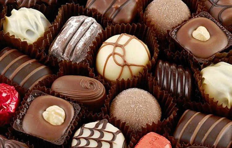 ব্রিটেন : ক্রিস্টোফার কলম্বাসের হাত ধরে কোকো বিনস নামের চকলেট এসে পৌঁছেছিল ব্রিটেনে। বিশ্বের চতুর্থ বৃহত্তম চকলেট উৎপাদনকারী দেশ হিসেবে ব্রিটেনের নাম রয়েছে।