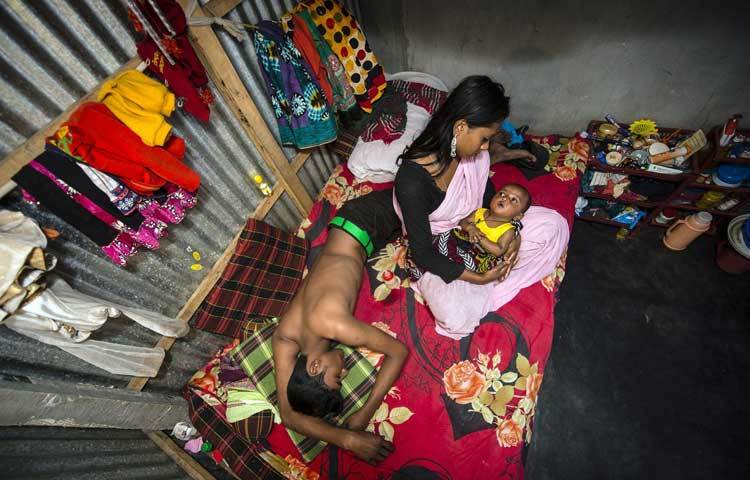 অনেক নারীর জন্ম ও বেড়ে ওঠাও এই পতিতাপল্লিতে। এটি উচ্ছেদ করা হলে তারা কোথায় যাবেন, তাও জানেন না। সূত্র : ওয়াশিংটন পোস্ট