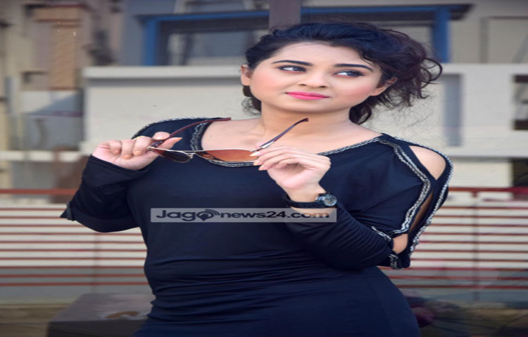 কালো পোশাকে বেশ মানিয়েছে বুবলিকে। এ রঙের পোশাকই বুঝি তার প্রিয়! ছবি : মাহবুব আলম।