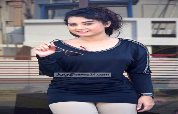 বুবলি অনেকদিন ধরেই বেসরকারি টিভি চ্যানেল বাংলাভিশনে সংবাদ পাঠিকা হিসেবে কাজ করছেন। ছবি : মাহবুব আলম।