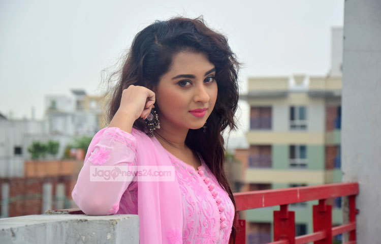 বুবলি দীর্ঘদিন ধরে বেসরকারি টিভি চ্যানেল বাংলাভিশনে সংবাদ পাঠিকা হিসেবে কাজ করছেন। এবার তার ভুবন ভোলানো রূপে চলচ্চিত্রের দর্শকদের মুগ্ধ করতে চান। ছবি : মাহবুব আলম।